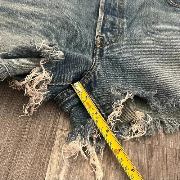 Levis 501 women’s Denim Shorts Raw Distressed Size 29 Button Fly - Picture 8 of 8